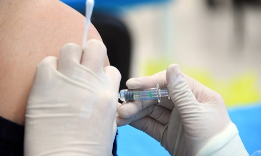 Tiêm vaccine COVID-19 tại điểm tiêm chủng ở quận Hải Điến, Bắc Kinh, Trung Quốc tháng 1.2021. Ảnh: Xinhua