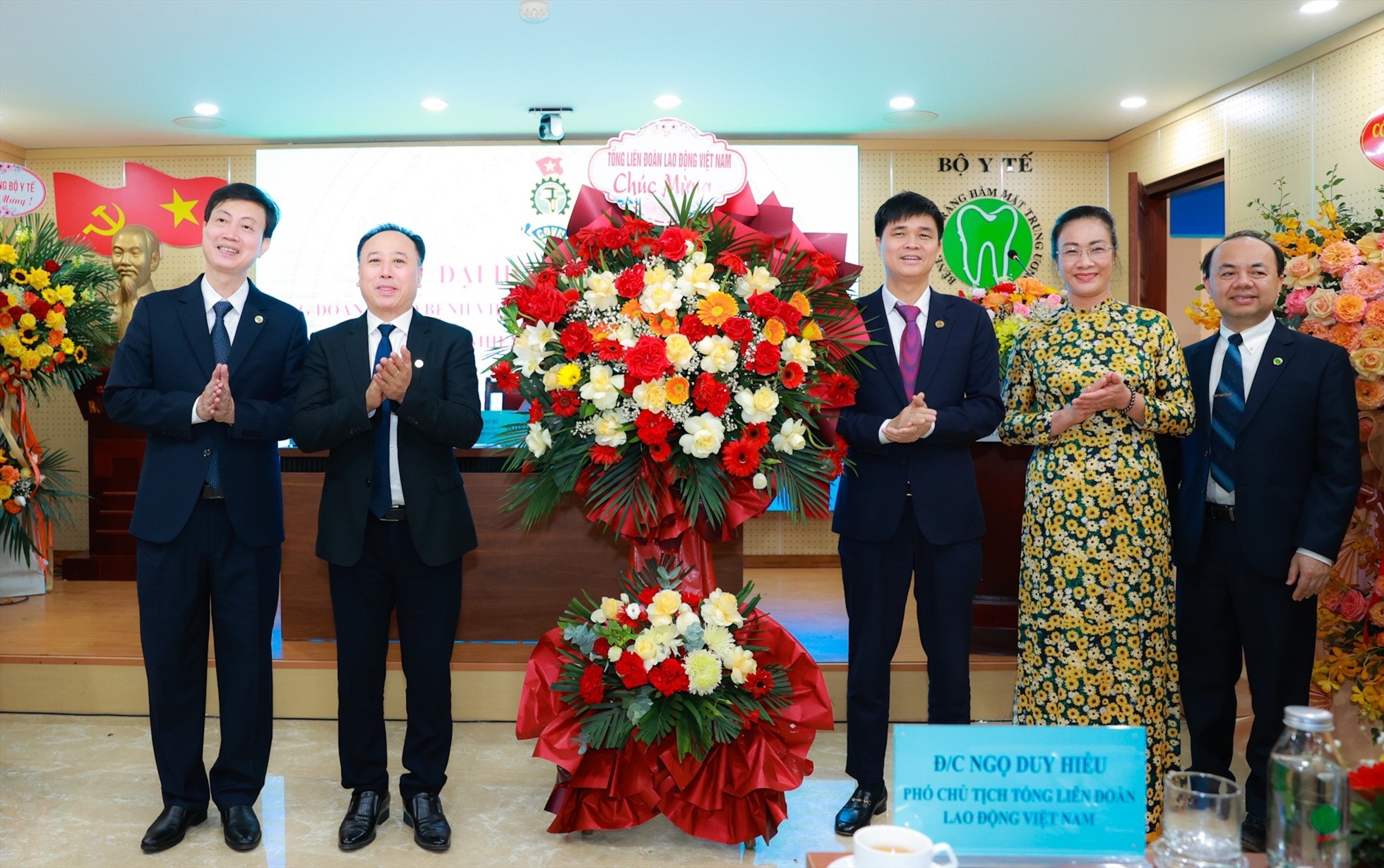 Phó Chủ tịch Tổng Liên đoàn Lao động Việt Nam Ngọ Duy Hiểu (thứ 3, từ phải qua) tặng hoa của Tổng Liên đoàn Lao động Việt Nam chúc mừng đại hội. Ảnh: Hải Nguyễn