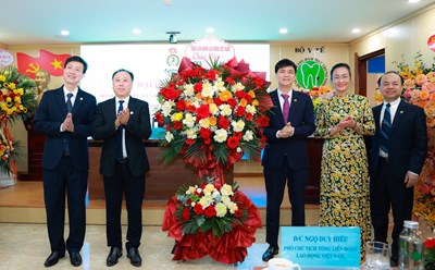 Phó Chủ tịch Tổng Liên đoàn Lao động Việt Nam Ngọ Duy Hiểu (thứ 3, từ phải qua) tặng hoa của Tổng Liên đoàn Lao động Việt Nam chúc mừng đại hội. Ảnh: Hải Nguyễn