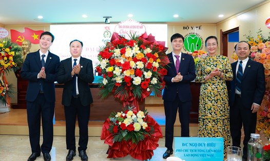 Phó Chủ tịch Tổng Liên đoàn Lao động Việt Nam Ngọ Duy Hiểu (thứ 3, từ phải qua) tặng hoa của Tổng Liên đoàn Lao động Việt Nam chúc mừng đại hội. Ảnh: Hải Nguyễn