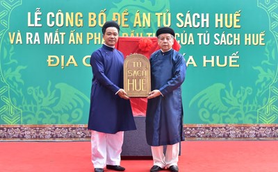 Ông Phan Ngọc Thọ, Phó Bí thư Thường trực Tỉnh uỷ Thừa Thiên - Huế (phải) trao logo “Tủ sách Huế” cho Sở TTTT, một trong những đơn vị thực hiện đề án. Ảnh: Ngọc Long