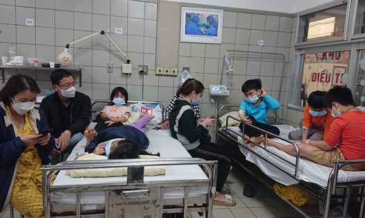 Học sinh trường Tiểu học Kim Giang đang được theo dõi tại Bệnh viện Bạch Mai. Ảnh: Thùy Linh