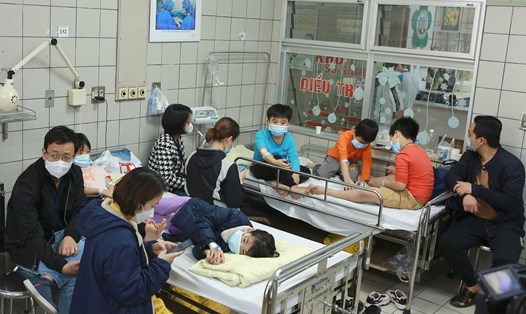 Học sinh phải cấp cứu vì các biểu hiện ngộ độc. Ảnh: Bệnh viện Bạch Mai