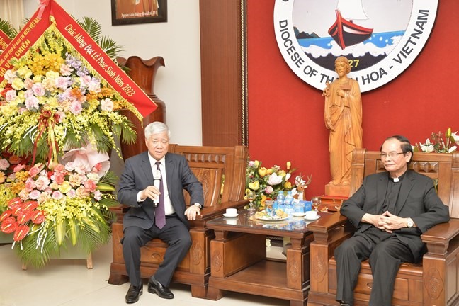 Ông Đỗ Văn Chiến tới thăm, chúc mừng Giám mục Giuse Nguyễn Đức Cường và Giáo phận Thanh Hóa. Ảnh: Phạm Đông