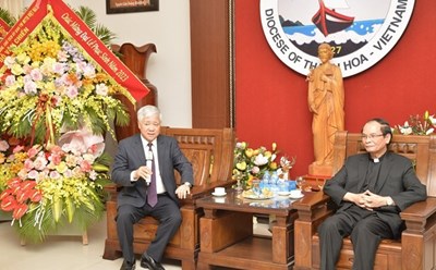 Ông Đỗ Văn Chiến tới thăm, chúc mừng Giám mục Giuse Nguyễn Đức Cường và Giáo phận Thanh Hóa. Ảnh: Phạm Đông