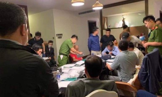 Khuya 20.3, Cục Cảnh sát hình sự bắt quả tang 22 người đánh bạc tại khách sạn hạng sang ở TP Vĩnh Yên, tỉnh Vĩnh Phúc. Ảnh cắt từ clip