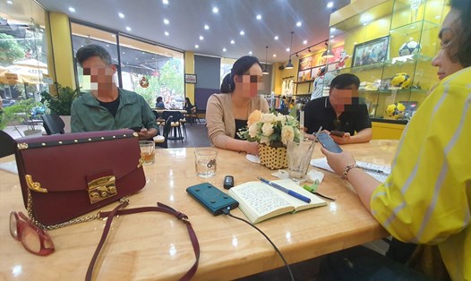 Các khách hàng bị Uông Thị Trang lừa mua vé bay trao đổi với PV về vụ việc. Ảnh: Mai Chi