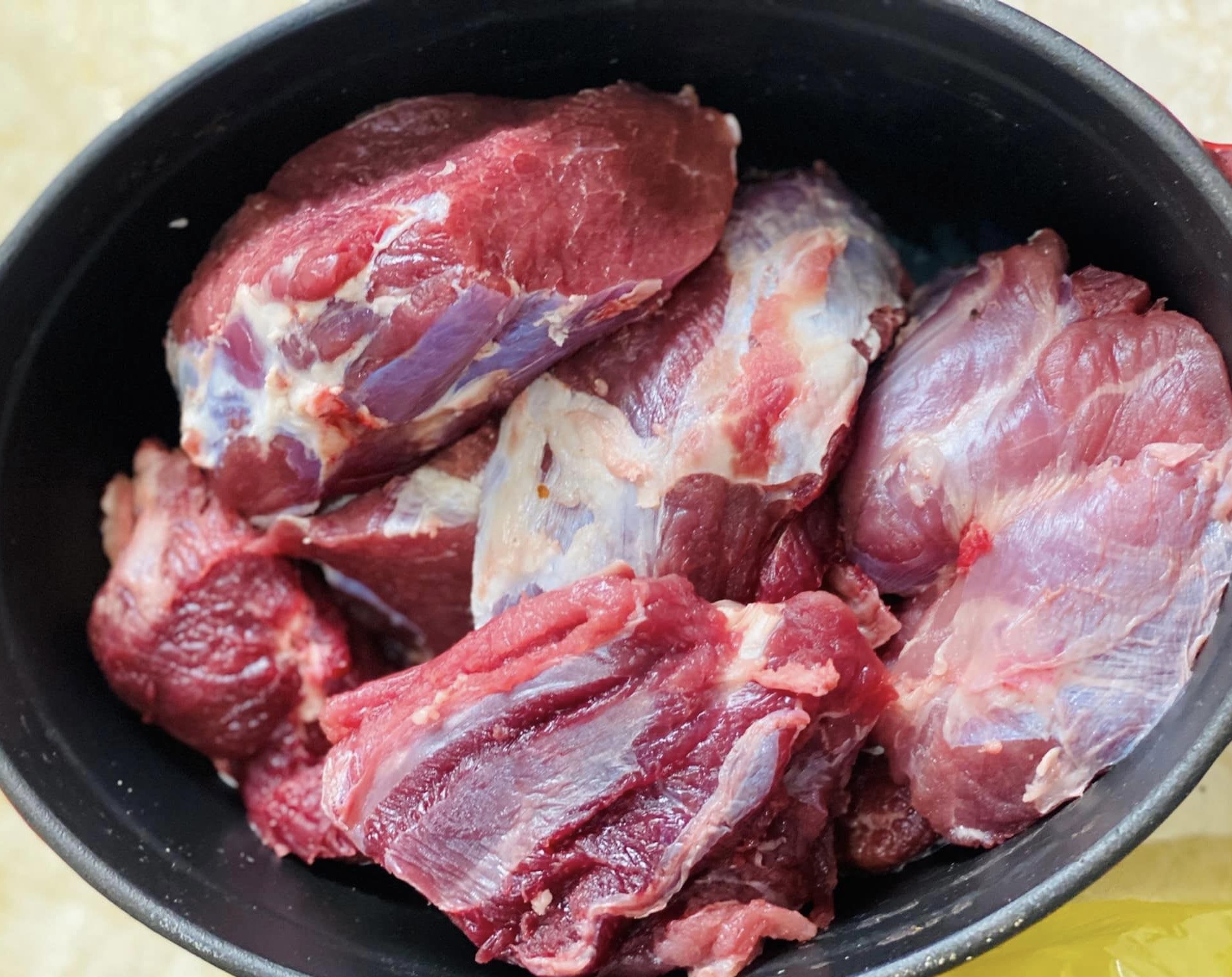 Người đau cổ vai gáy nên hạn chế ăn các loại thịt đỏ. Ảnh: Thuỳ Linh.