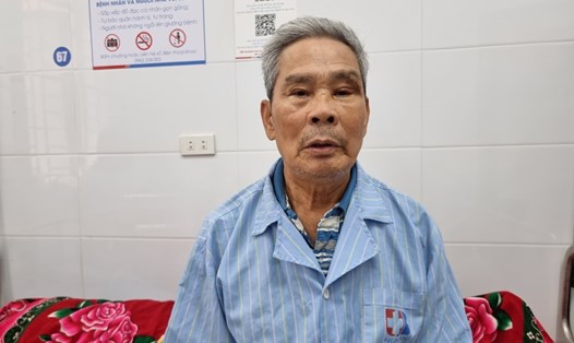 Thương binh Võ Kim Anh (73 tuổi, trú xã Nghi Xá, huyện Nghi Lộc, Nghệ An) ra khỏi phòng bệnh đi cắt tóc bị lập biên bản. Ảnh: Quang Đại