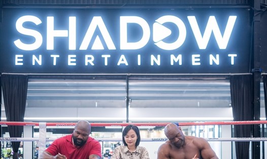 Quinton Jackson (trái) và Bob Sapp ký hợp đồng với Shadow Entertainment, cùng đơn vị với Trương Đình Hoàng, Lê Hữu Toàn... Ảnh: Hương Nguyễn