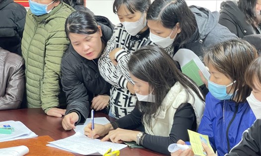 Trong sáng 29.3, cán bộ BHXH huyện Gia Lâm tiến hành bàn giao sổ BHXH cho người lao động. Ảnh: Hà Anh