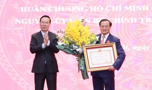 Chủ tịch nước Võ Văn Thưởng trao Huân chương Hồ Chí Minh cho nguyên Bí thư Thành ủy Phạm Quang Nghị. Ảnh: Trần Long