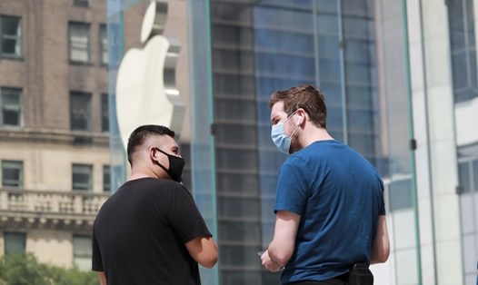 Nhân viên nói chuyện với khách hàng tại một cửa hàng Apple ở Thành phố New York, Mỹ. Ảnh: Xinhua