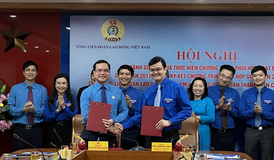Ông Nguyễn Đình Khang - Uỷ viên Trung ương Đảng, Chủ tịch Tổng LĐLĐVN và ông Bùi Quang Huy - Uỷ viên dự khuyết Trung ương Đảng, Bí thư thứ Nhất Trung ương Đoàn ký Chương trình phối hợp giữa Tổng LĐLĐVN và Trung ương Đoàn TNCS Hồ Chí Minh giai đoạn 2023-2028. Ảnh: Kiều Vũ