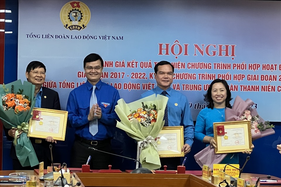 Ông Bùi Quang Huy - Uỷ viên dự khuyết Trung ương Đảng, Bí thư thứ Nhất Trung ương Đoàn (thứ hai từ trái sang) trao Kỷ niệm chương Vì thế hệ trẻ cho lãnh đạo Tổng LĐLĐVN. Ảnh: Kiều Vũ