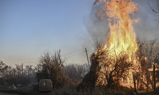 Cháy ở Chasiv Yar, gần Bakhmut, Ukraina, sau khi đạn phốt pho trắng phát nổ trên không, ngày 14.3.2023. Ảnh: AFP