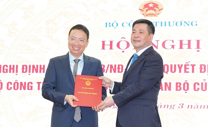 Bộ trưởng Công Thương Nguyễn Hồng Diên (phải) trao quyết định bổ nhiệm của Thủ tướng cho ông Lê Triệu Dũng. Ảnh: Bộ Công Thương