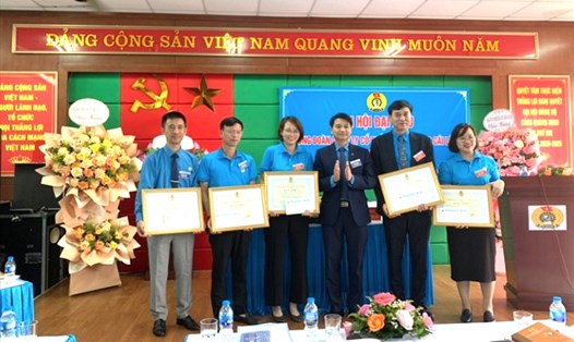 Đại diện lãnh đạo Công đoàn Tổng Công ty Hàng hải Việt Nam tặng Bằng khen cho các cá nhân. Ảnh: Công đoàn Tổng Công ty Hàng Hải VN