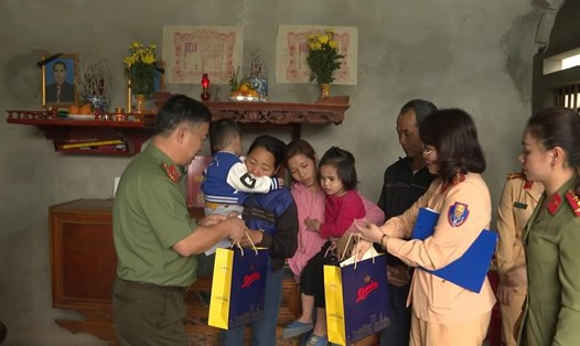 CSGT tỉnh Phú Thọ nhận đỡ đầu 2 cháu mồ côi tại huyện Đoan Hùng. Ảnh: Công an tỉnh Phú Thọ.