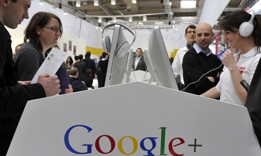 Du khách ghé thăm gian hàng triển lãm của Google tại hội chợ CeBIT IT ở Hannover, Đức. Ảnh: Xinhua