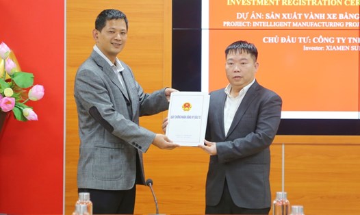 Ban Quản lý Khu Kinh tế Quảng Ninh trao giấy chứng nhận đầu tư dự án tại KCN Bắc Tiền Phong, TX Quảng Yên, Quảng Ninh. Ảnh: Cổng TT Quảng Ninh