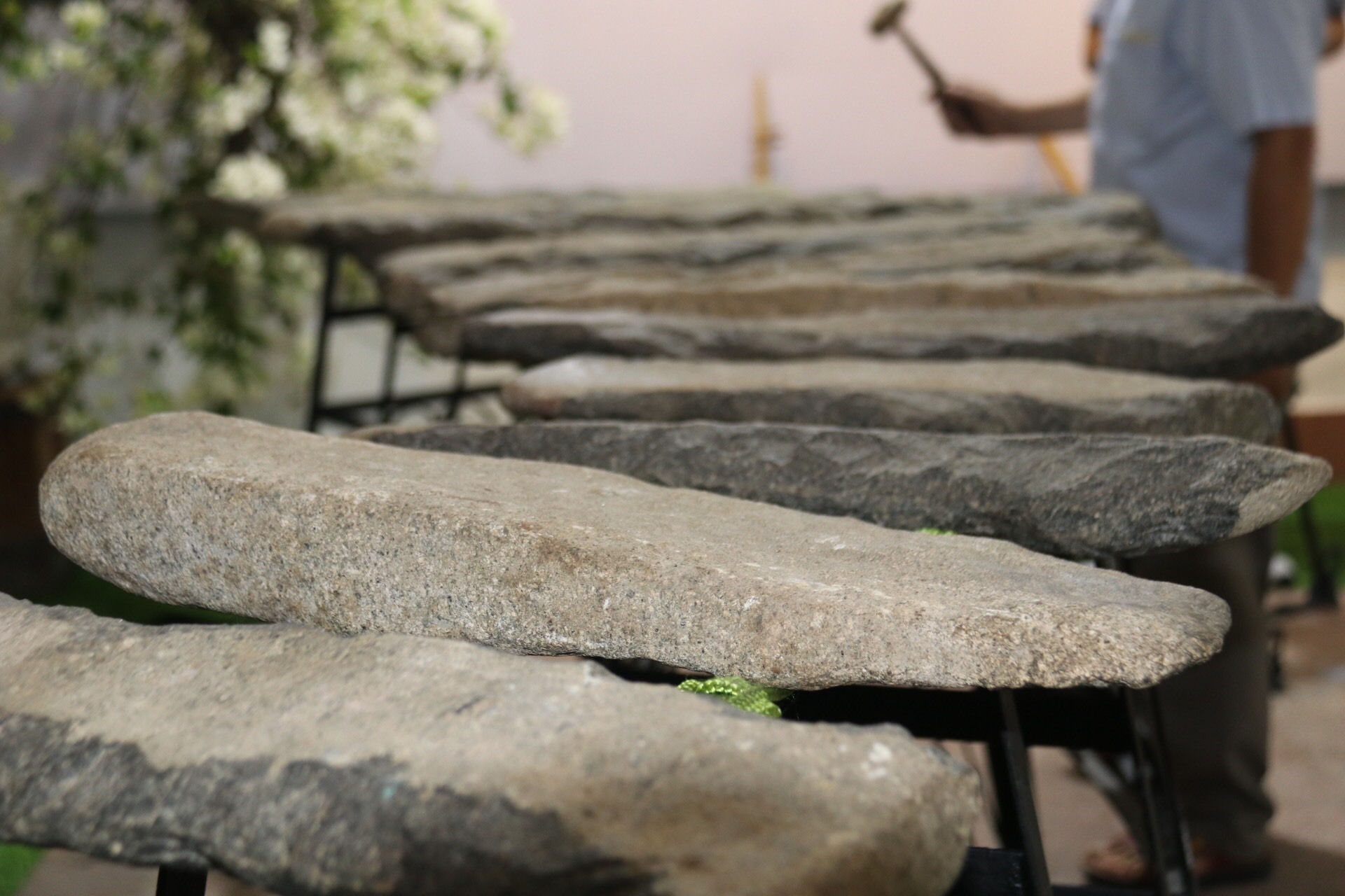 Bộ đàn đá Khánh Sơn được xác định có niên đại từ 3.000- 4.000 năm và rất có giá trị về mặt âm nhạc học. Ảnh: Phương Linh