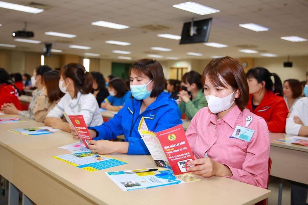 Tuyên truyền bình đẳng giới cho công nhân lao động. Ảnh: Công đoàn Thái Nguyên