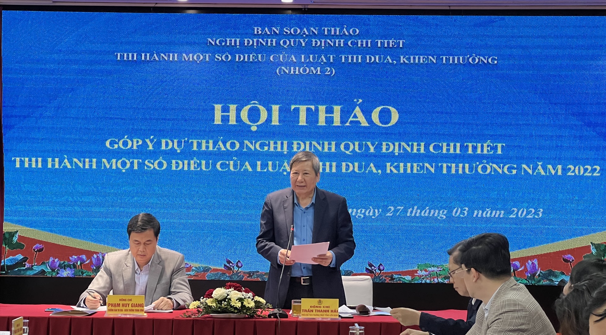 Ông Trần Thanh Hải - Phó Chủ tịch Thường trực Tổng LĐLĐVN và ông Phạm Huy Giang - Uỷ viên Thường trực Hội đồng Thi đua khen thưởng T.Ư, Trưởng ban Ban Thi đua - Khen thưởng T.Ư chủ trì hội thảo. Ảnh: Linh Nguyên