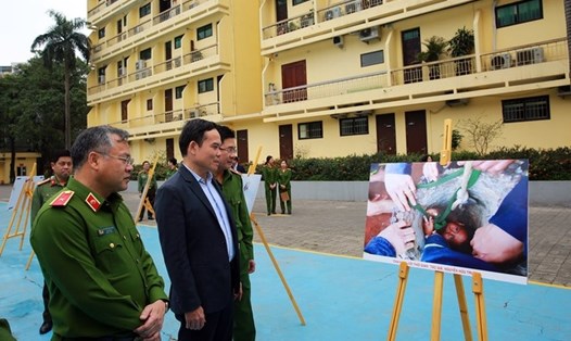 Phó Thủ tướng xem các hình ảnh về công tác cứu nạn cứu hộ. Ảnh: VGP/Hải Minh