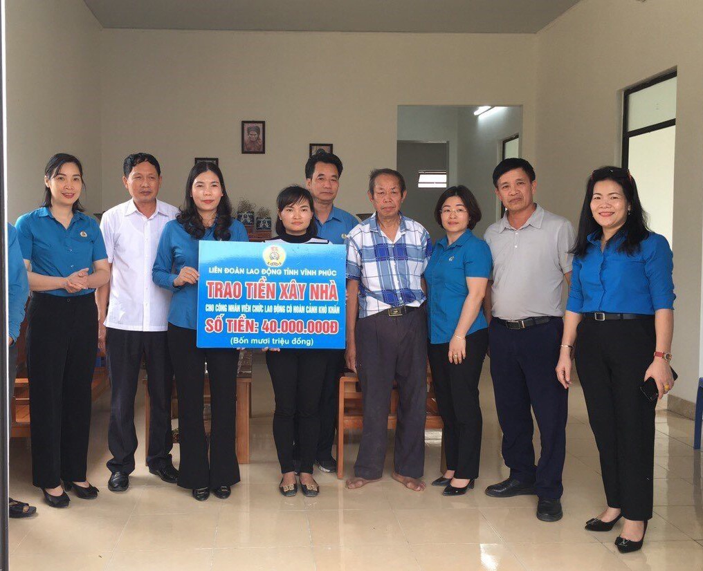 LĐLĐ tỉnh Vĩnh Phúc trao tiền hỗ trợ xây nhà cho chị Nguyễn Thị Huệ, công nhân Công ty cổ phần Giày Vĩnh Yên. Ảnh: Kim Ly