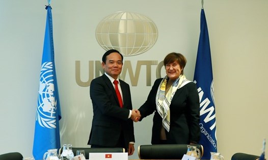 Phó Thủ tướng Trần Lưu Quang gặp bà Zoritsa Urosevic, Giám đốc điều hành UNWTO tại trụ sở của tổ chức này ở Madrid, Tây Ban Nha. Ảnh: VGP