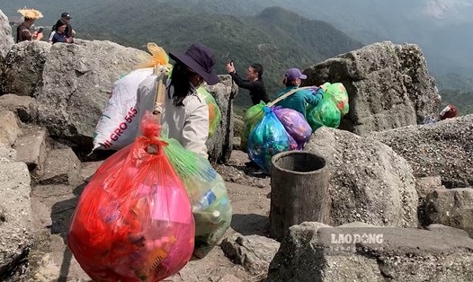Gánh rác từ khu vực đỉnh chùa Đồng Yên Tử xuống dưới. Ảnh: Lương Hà