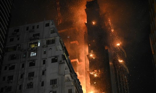 Đám cháy lớn ở tòa nhà cao tầng của Hong Kong (Trung Quốc). Ảnh: AFP