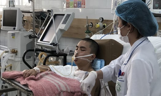 Công nhân bị ngộ độc khí methanol được điều trị tại Bệnh viện Bạch Mai. Ảnh: Bảo Hân
