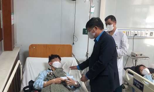 Ông Phan Văn Anh - Phó Chủ tịch Tổng LĐLĐVN - thăm hỏi, trao hỗ trợ tới công nhân bị ngộ độc đang được điều trị tại Bệnh viện Bạch Mai. Ảnh: Thư - Hân