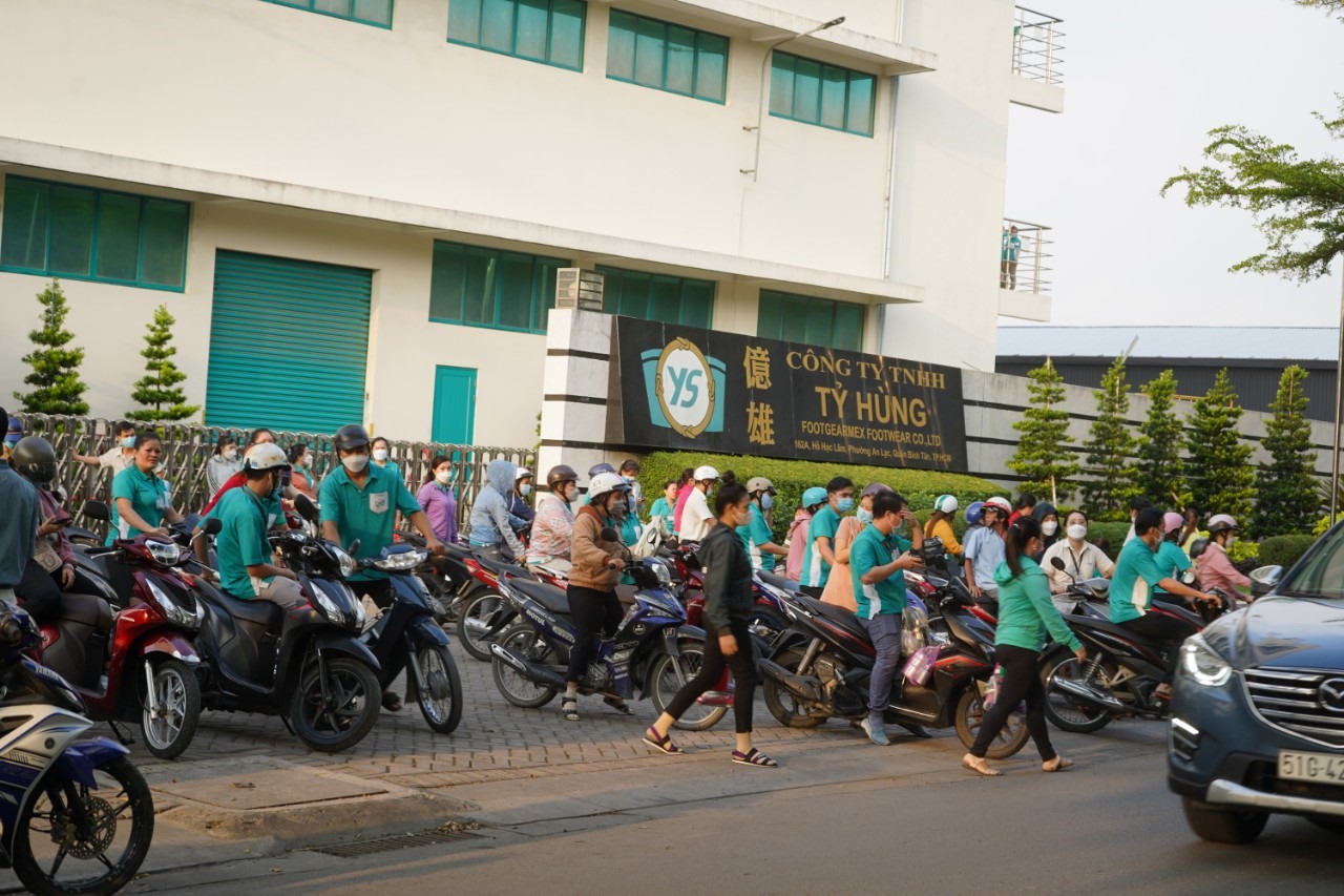 LĐLĐ quận Bình Tân đã giới thiệu nhiều doanh nghiệp đến tuyển dụng lao động khi Công ty Tỷ Hùng phải chấm dứt hợp đồng lao động với gần 1.200 công nhân vì ít đơn hàng. Ảnh: Phương Ngân