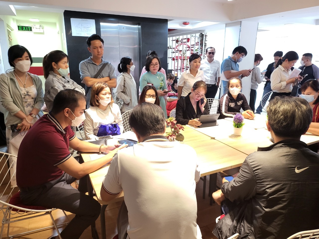 Phụ huynh đến Trung tâm Anh ngữ Apax để đòi lại tiền học phí. Ảnh: Tuệ Nhi