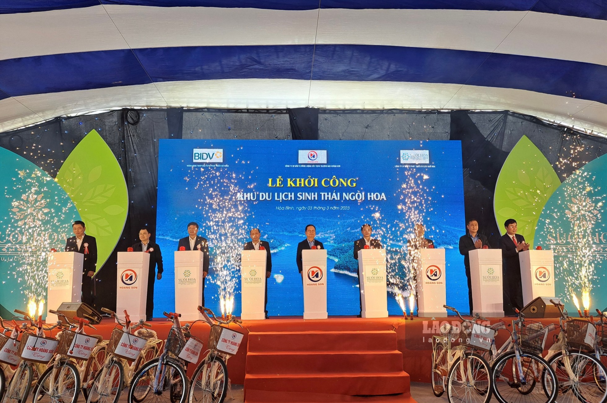 Lãnh đạo các Sở, ban, ngành bấm nút khởi công dự án khu du lịch sinh thái vùng lòng hồ Hoà Bình với tổng vốn đầu tư trên 650 tỉ đồng. Ảnh: Khánh Linh