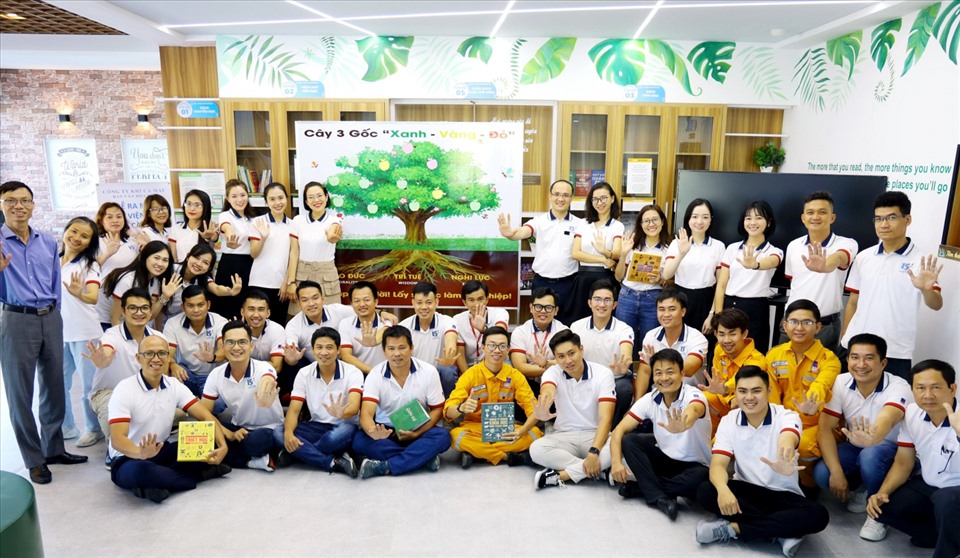Buổi ra mắt Thư viện với Cây tri thức thu hút cán bộ công nhân viên. Ảnh: Công đoàn Dầu khí Việt Nam