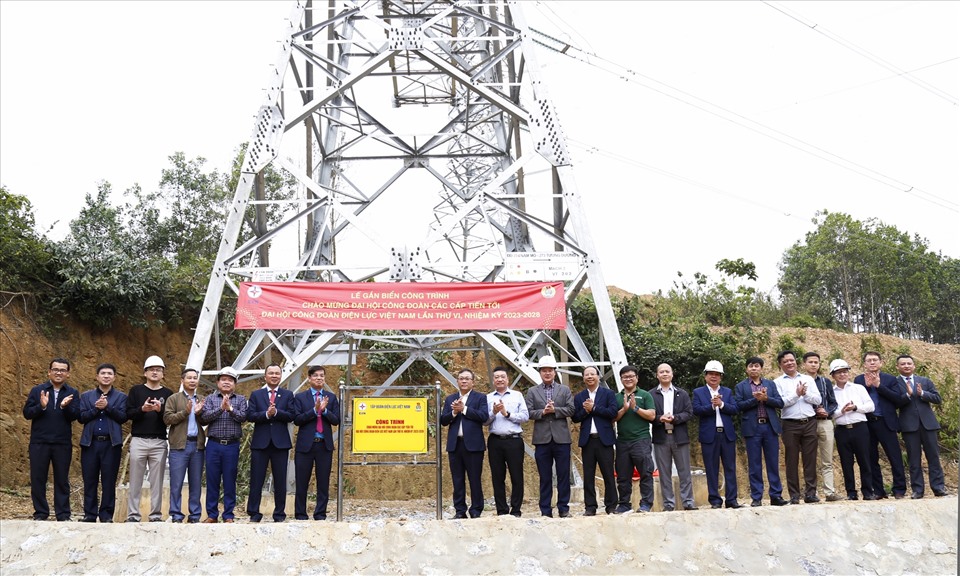 Quang cảnh lễ gắn biển công trình chào mừng Đại hội Công đoàn các cấp. Ảnh: Đắc Cường