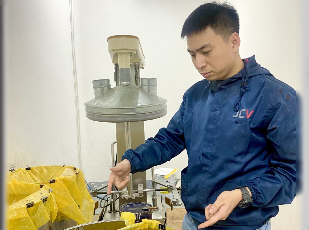 Anh Đỗ Thanh Bình với sáng kiến làm lợi gần 1 tỉ đồng. Ảnh: Nhân vật cung cấp