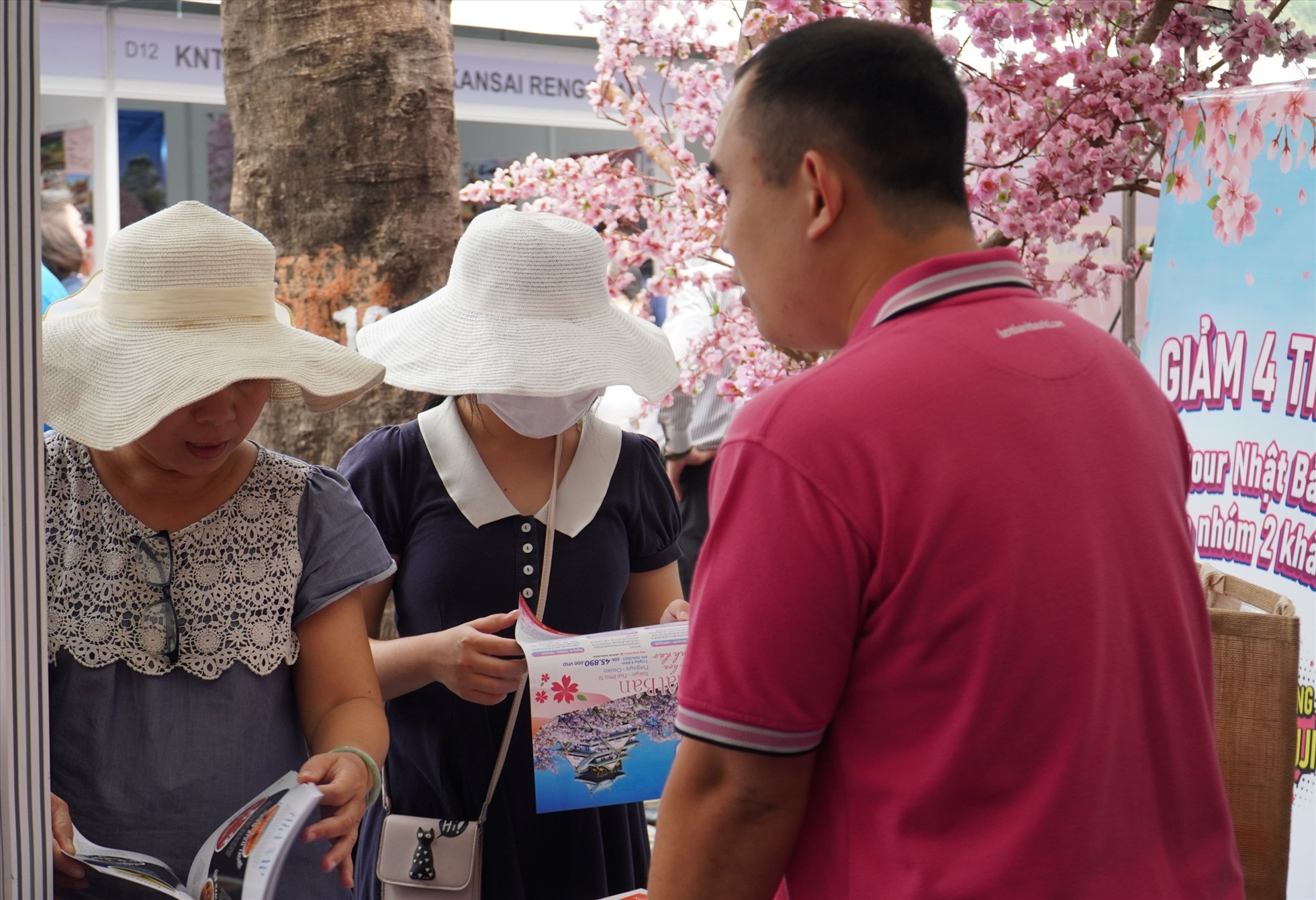 Khách đến tư vấn và lựa chọn tour du lịch. Ảnh: Thanh Thanh