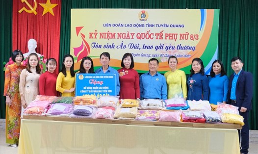 Lãnh đạo LĐLĐ tỉnh Tuyên Quang trao tặng áo dài cho đại diện công nhân lao động. Ảnh: Yến Lan