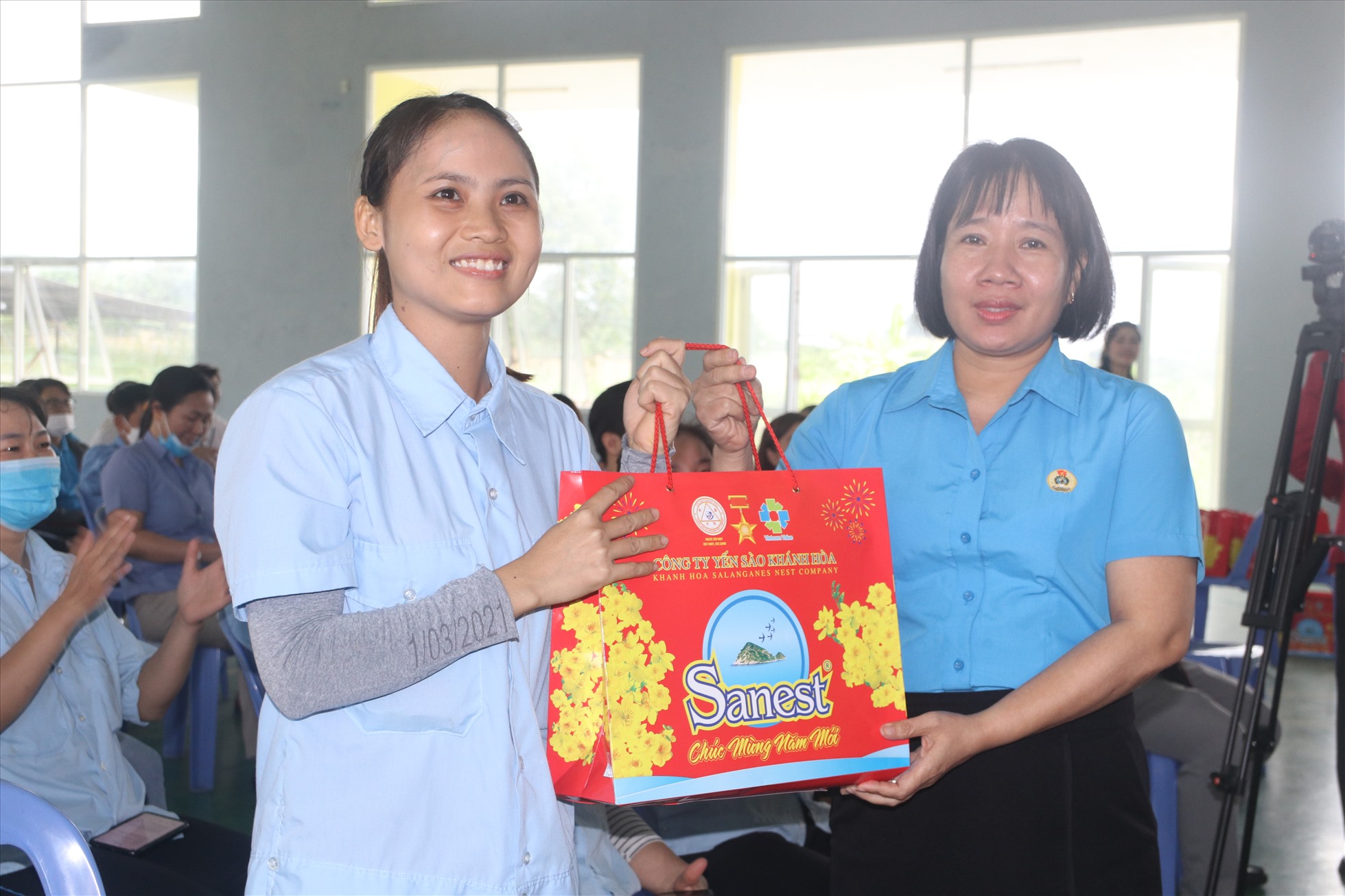 Đồng hành cùng công nhân khu công nghiệp những năm qua công đoàn KKT-KCN luôn dành sự chăm lo, hỗ trợ kịp thời những lao động yếu thế vượt qua khó khăn vươn lên. Ảnh: Phương Linh