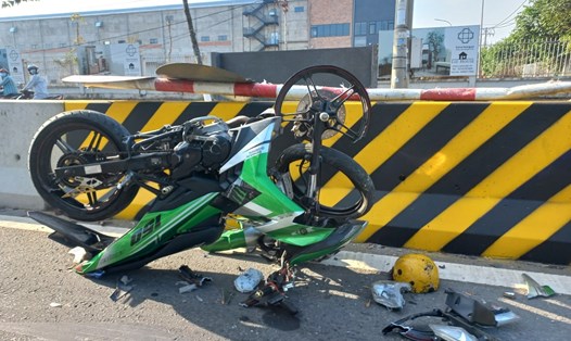 Xe mô tô lật ngửa hư hỏng nặng sau khi lao lên con lươn giữa đường. Ảnh: Đình Trọng