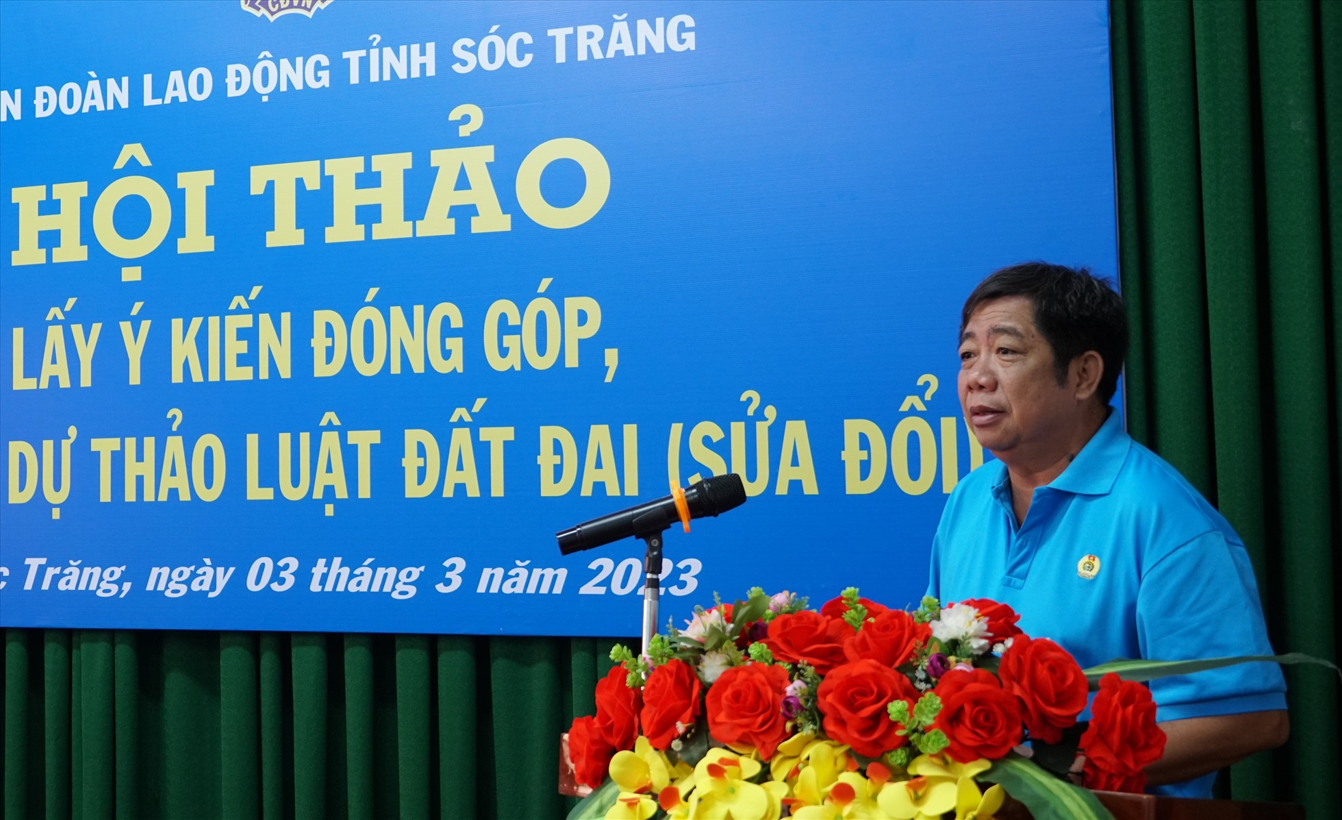 Đồng chí Nguyễn Thanh Sơn - Chủ tịch LĐLĐ tỉnh Sóc Trăng - phát biểu tiếp thu các ý kiến đóng góp dự thảo Luật Đất đai (sửa đổi). Ảnh: Anh Khoa