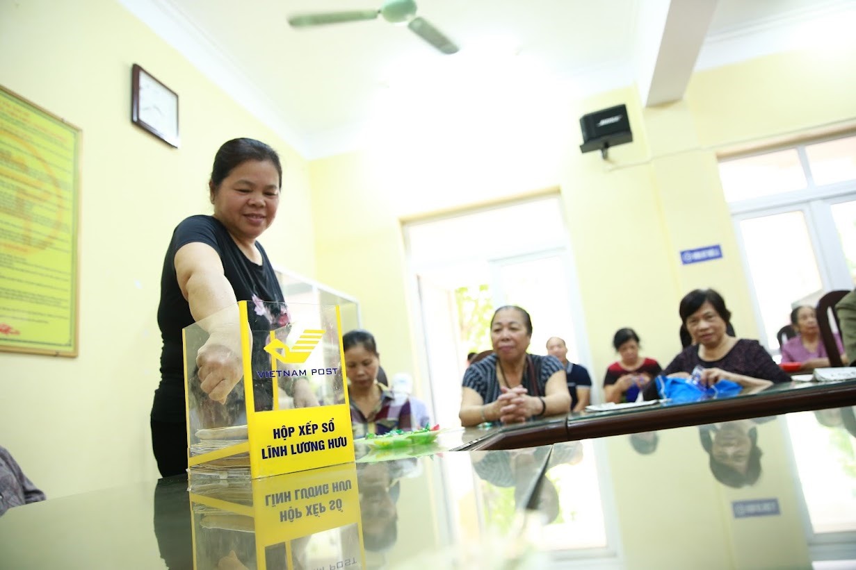 Người dân nhận lương hưu hàng tháng. Ảnh minh hoạ: Hải Nguyễn