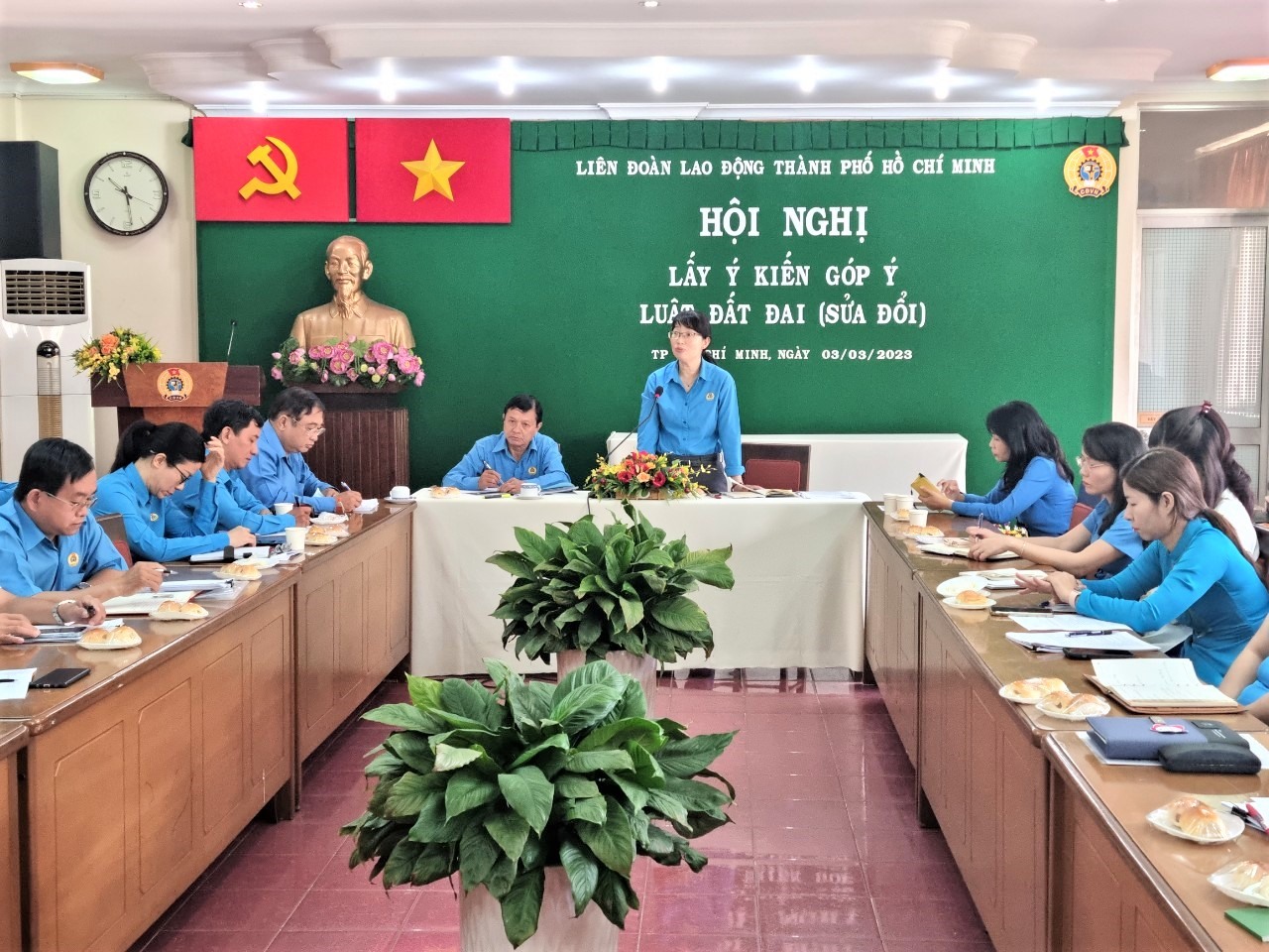 Bà Trần Thị Diệu Thúy (người đứng) - Chủ tịch LĐLĐ TPHCM - chủ trì hội nghị lấy ý kiến góp ý cho dự thảo Luật Đất đai sửa đổi. Ảnh: Nam Dương