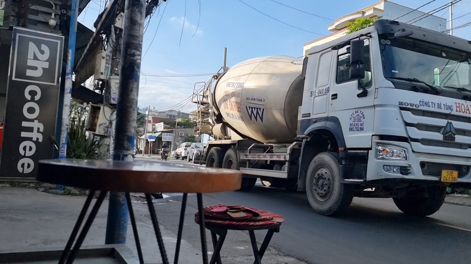 Xe bê tông của Công ty Hoàng Sở "tung hoành" vào giờ cấm. Ảnh: PV