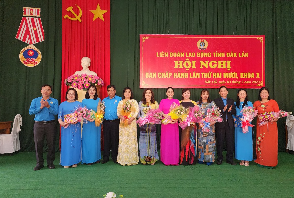 Lãnh đạo Công đoàn Đắk Lắk tặng hoa cho các nhân sự tham gia Hội nghị. Ảnh: Bảo Trung